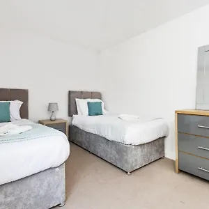 Apartment Opp B'ham - Freshly Refurbished Walls And Carpets! Big Savings Booking 7 Days Or More!