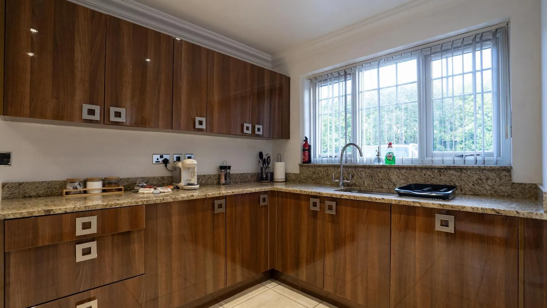 Runway Hse Luxe 5 Bed, With King Sized Beds, Next To Aiport & Nec, Jlr 5 Mins Villa Marston Green 0*,  United Kingdom