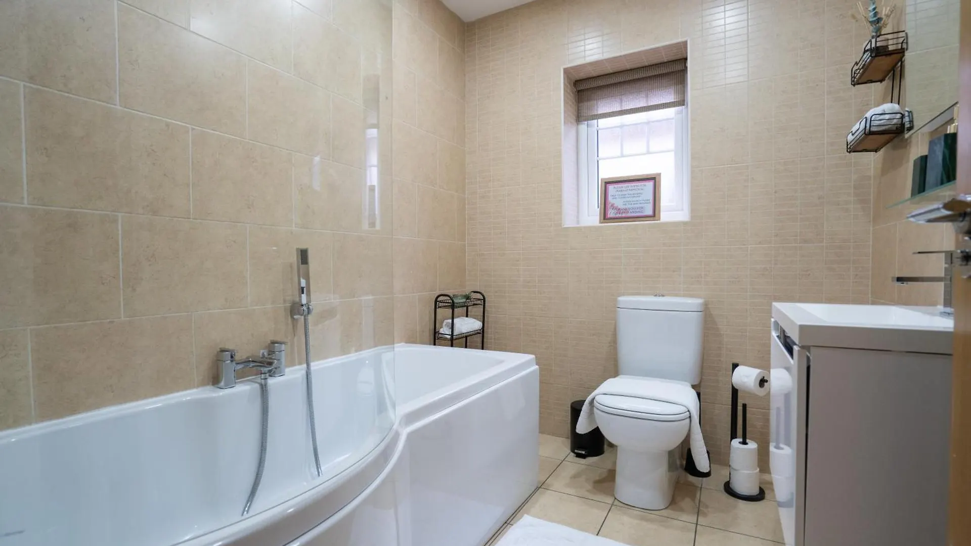 Runway Hse Luxe 5 Bed, With King Sized Beds, Next To Aiport & Nec, Jlr 5 Mins Villa Marston Green 0*,  United Kingdom